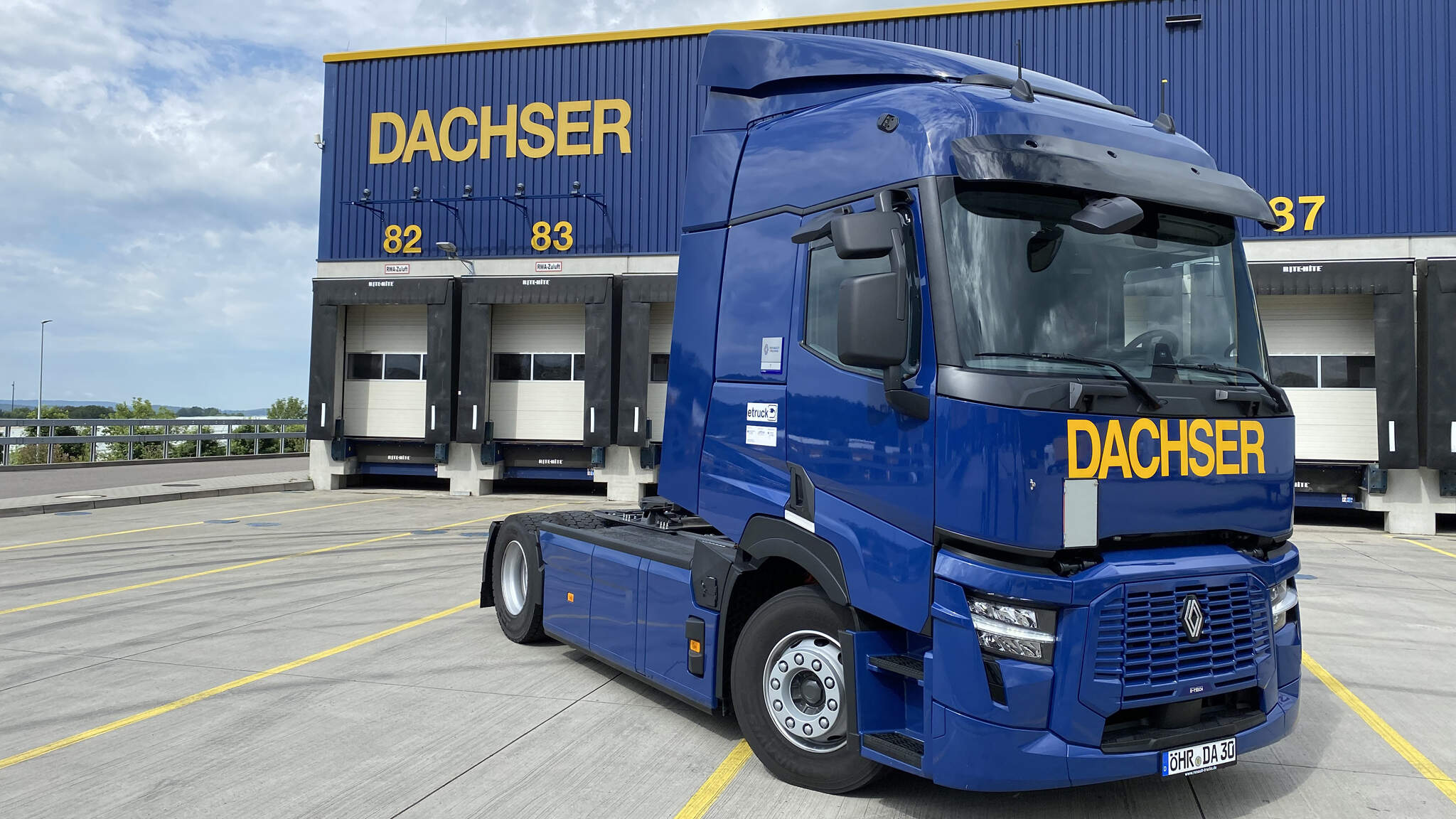 DACHSER puts 15 electric trucks from Renault Trucks into operation.